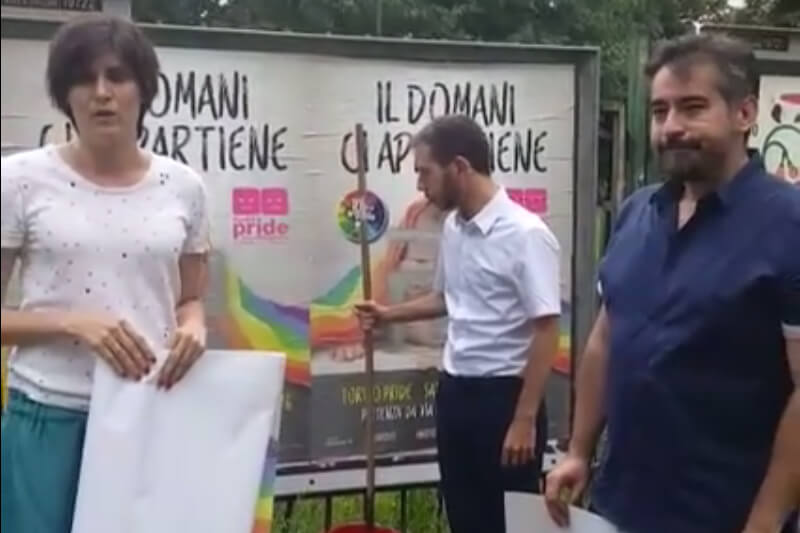 Torino: la neosindaca Appendino copre i manifesti imbrattati del Pride