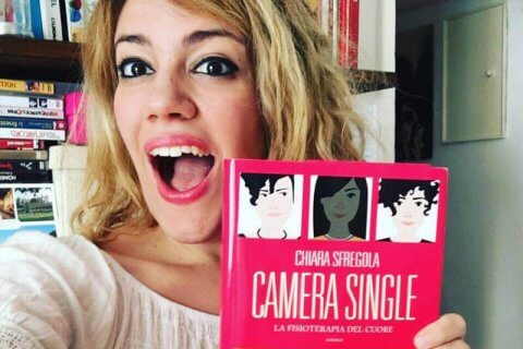 "Camera Single": il primo romanzo di letteratura lesbica pop. Intervista all'autrice Chiara Sfregola - cover camera single - Gay.it