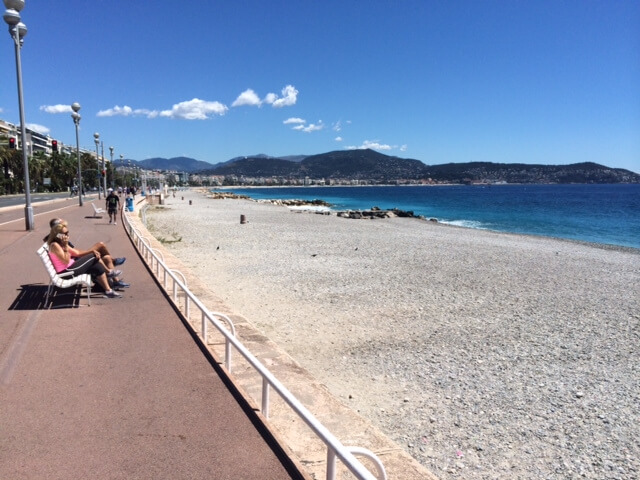 Nizza, la spiaggia poche ora fa. (foto Roberto Schinardi)
