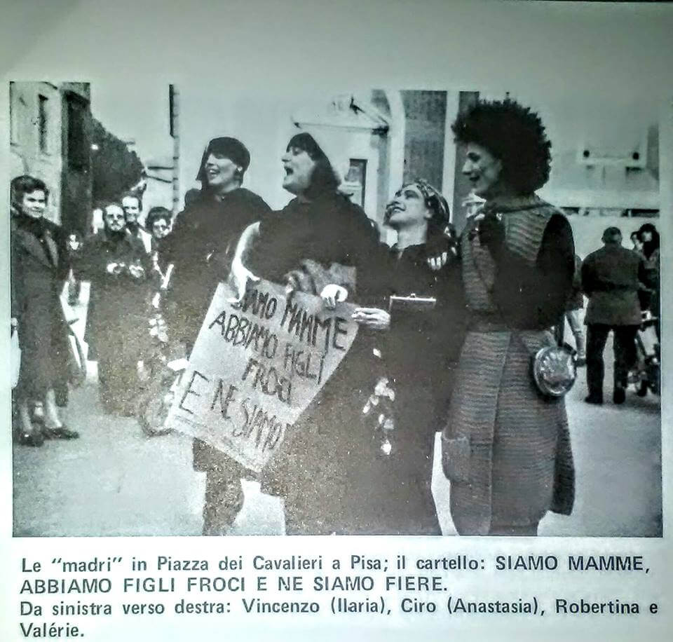Immagine della manifestazione contro la violenza verso le persone LGBT tenutasi a Pisa il 24 novembre 1979. Da "Lambda", gennaio e febbraio 1980.