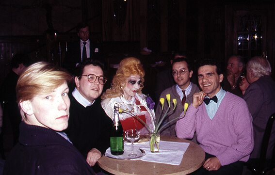Aperitivo gay al Caffè Europa a Praga.