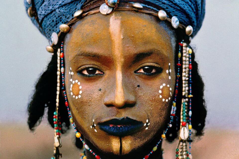 La bellezza maschile fluida si sfida nel Sahara: a giudicare sono le donne - wodaabe - Gay.it