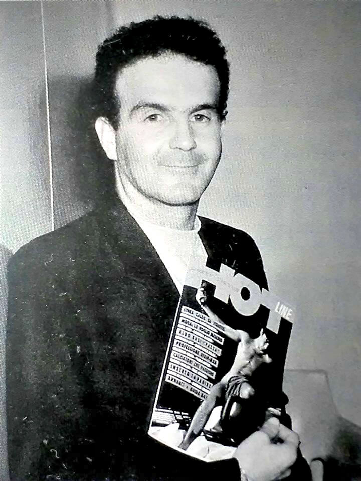 Felix Cossolo con in mano il primo numero di "Hotline", foto di Tiziano Bedin.