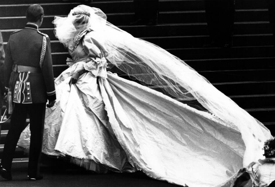 Strascico-Lady-D-bianco-e-nero