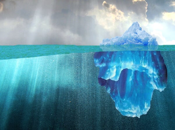 Iceberg omofobia: quando un’ “etero” molto curiosa va con un’altra donna