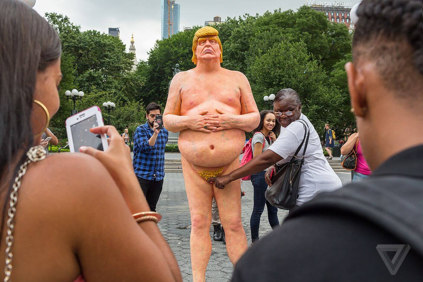 La street art contro Trump: ecco le disgustose statue che lo prendono in giro