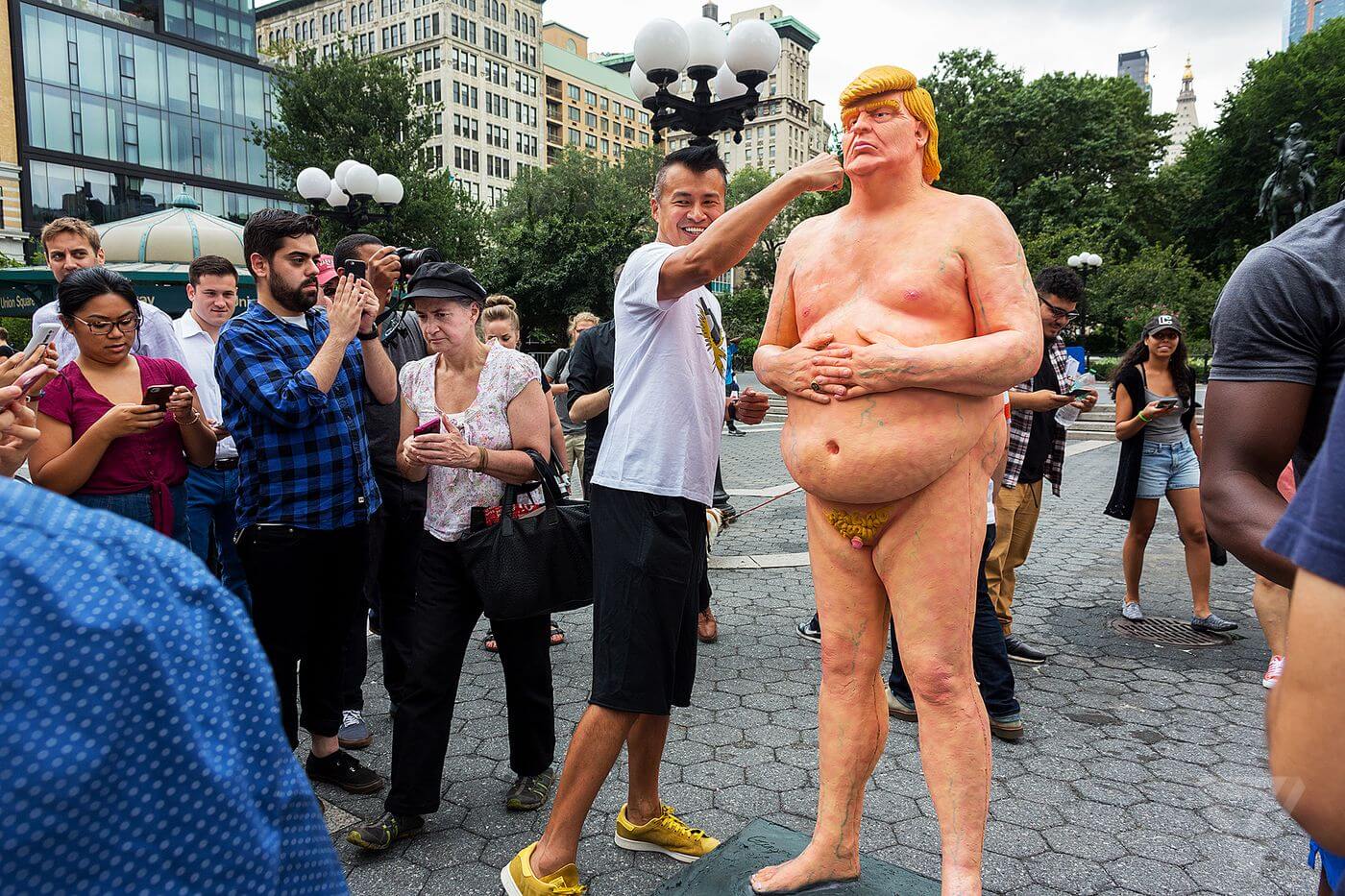La street art contro Trump: ecco le disgustose statue che lo prendono in giro