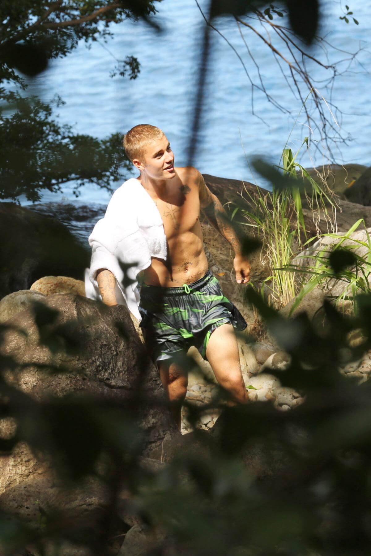 Justin Bieber nudo integrale alle Hawaii