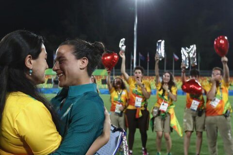 Rio 2016: prima proposta di matrimonio LGBT alle Olimpiadi, bacio in campo per le ragazze - lesbiche rio - Gay.it