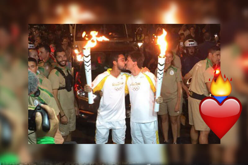 Rio 2016 entra nella storia: bacio gay tra due tedofori della staffetta olimpica