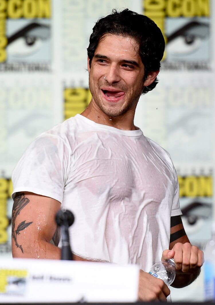 Anche Tyler Posey vittima dell'hacker a luci rosse: online video e foto hard - tyler posey wet tshirt san diego comic con 2016 resize - Gay.it