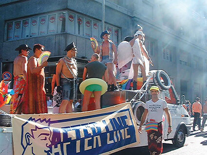 Il carro dell'After Line ad un Pride.