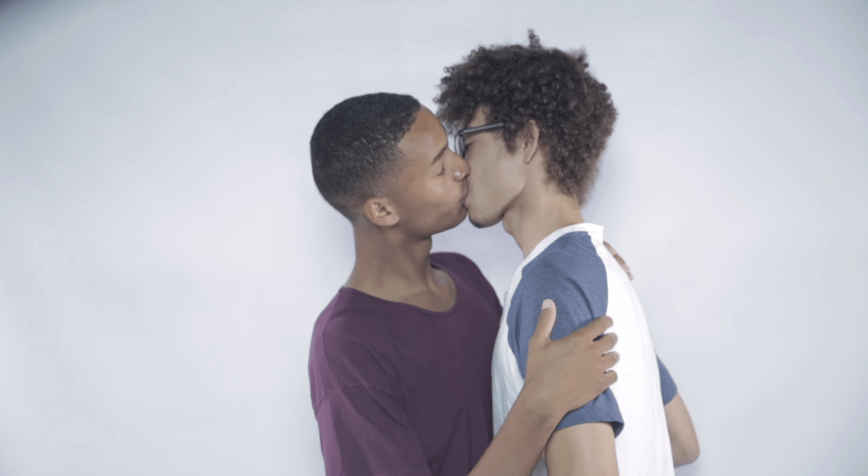 Ragazzi etero limonano per la prima volta con ragazzi gay per sfidare l’omofobia