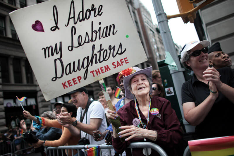 Trent'anni di Gay Pride con lo stesso cartello: ecco la donna di 92 anni che sta facendo impazzire il web - grandma gay pride copy - Gay.it