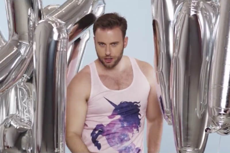 Immanuel Casto tra baci lesbo, banane e Franco Trentalance: ecco il nuovo video “Alphabet Of Love”