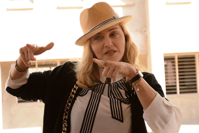 Madonna scatenata contro Trump: fotomontaggi, selfie hot, fantocci da distruggere - madonna - Gay.it