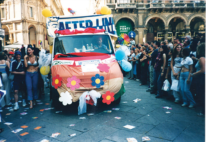 Un'immagine dal Milano Pride del 2001.
