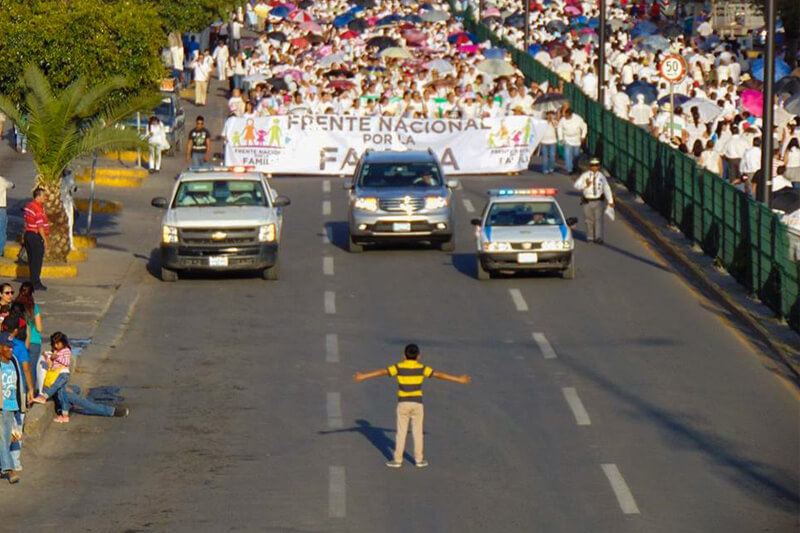 Messico, ragazzino di 12 anni sfida 11.000 omofobi in marcia: “Odio il loro odio”
