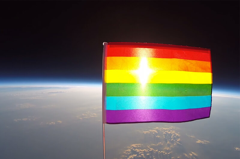 Bandiera rainbow mandata ai limiti dell’atmosfera per far sognare i bambini LGBT