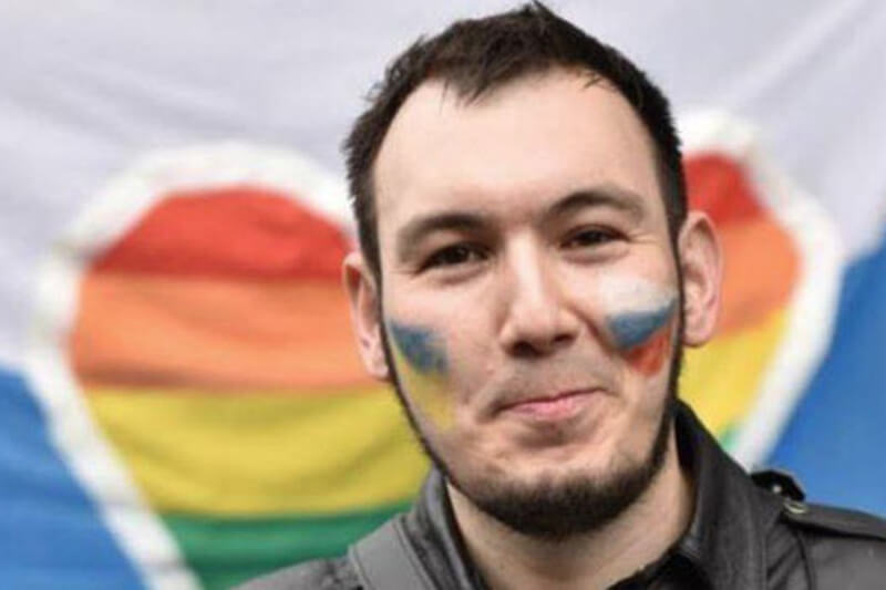 Russia, Università minaccia di espellere studente perché ha una cover rosa: “SEI GAY!”