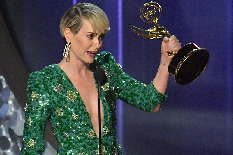 Sarah Paulson trionfa agli Emmy e ringrazia la sua compagna: “Ti amo Holland!”