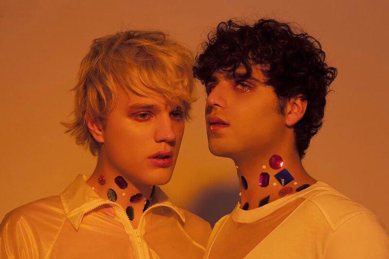 Sem&Stènn: ecco il nuovo video fluido e onirico di “Jewels&Socks”