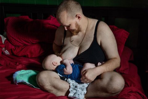Maternità Queer: la foto del trans che allatta diventa virale - trans allatta - Gay.it