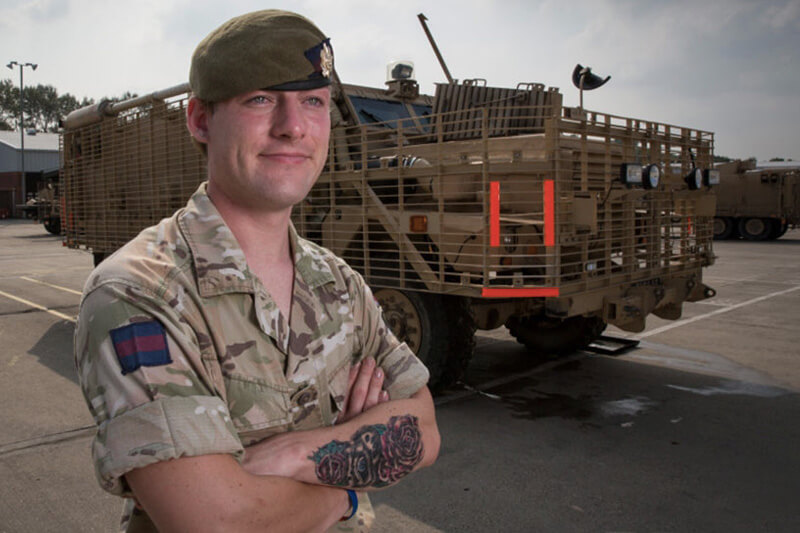 Per la prima volta una donna transgender combatterà al fronte: l'esercito britannico scrive la storia - transgender soldier uk - Gay.it