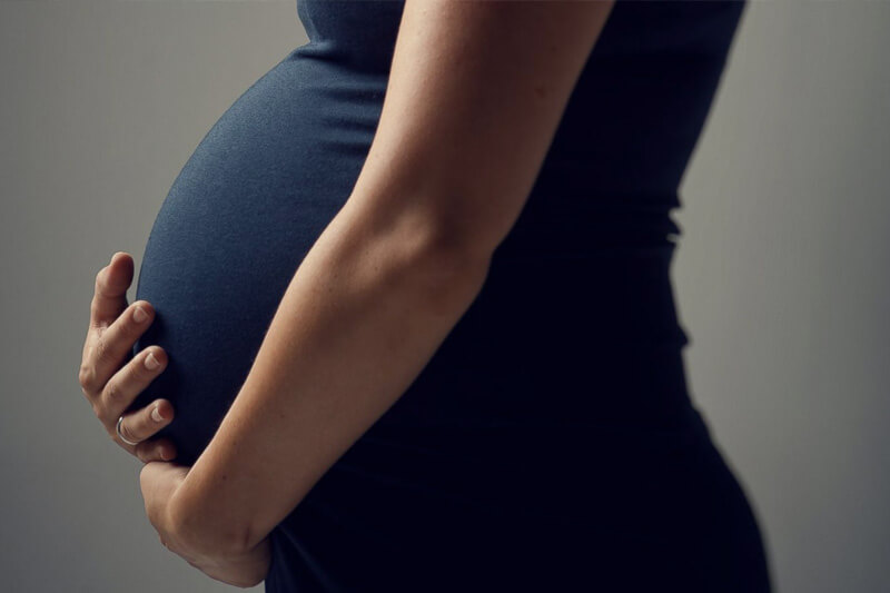 Cinquanta lesbiche firmano un appello contro l’utero in affitto: “No alla mercificazione delle donne e dei bambini”