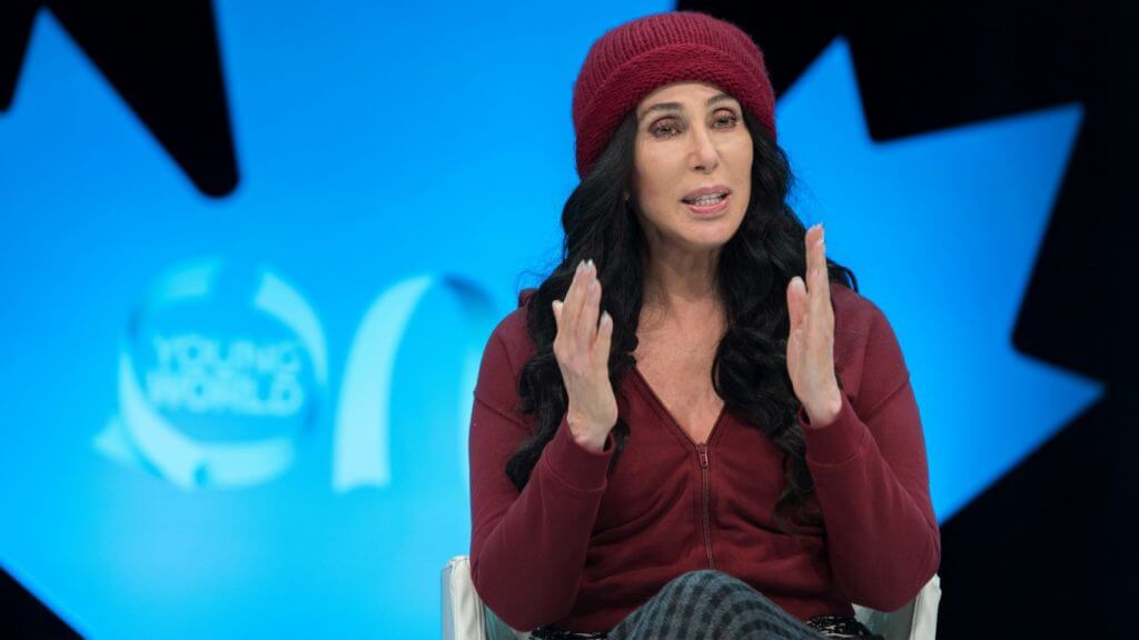 Cher attacca Trump: “è un coglione e sarà la rovina dei giovani”