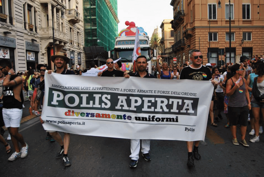 L'associazione "Polis Aperta" ad un Pride.