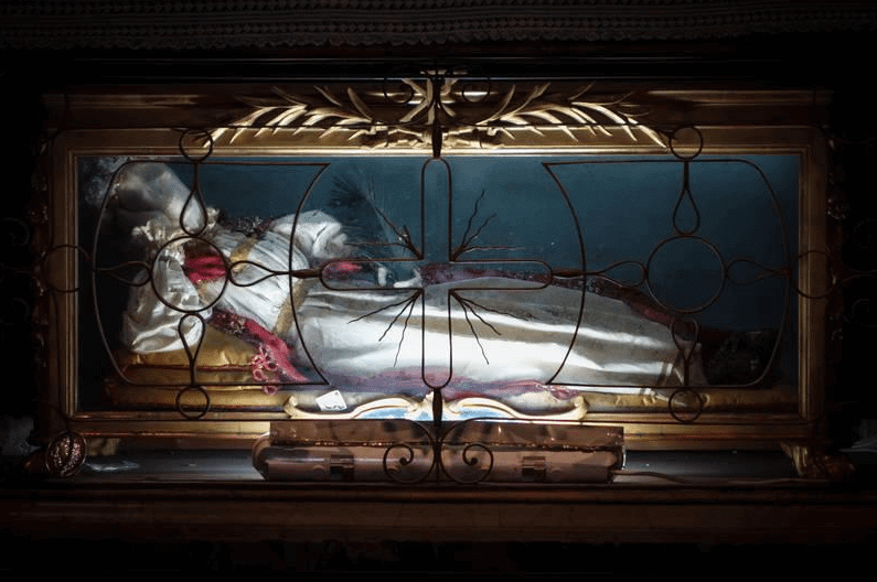Cadaveri sublimi: ritratti fotografici alle reliquie dei santi italiani