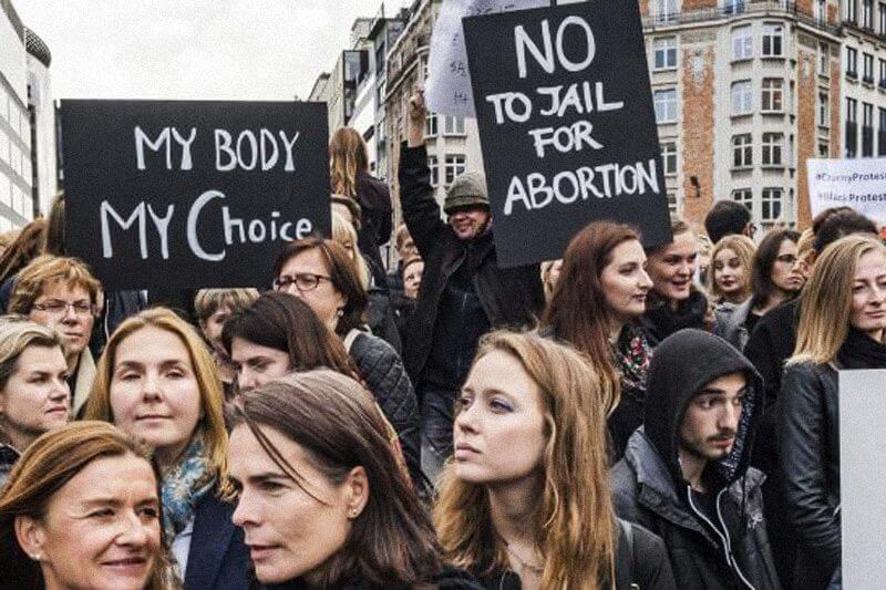 In Polonia vincono le donne: cancellata la legge anti aborto - black protest poland - Gay.it