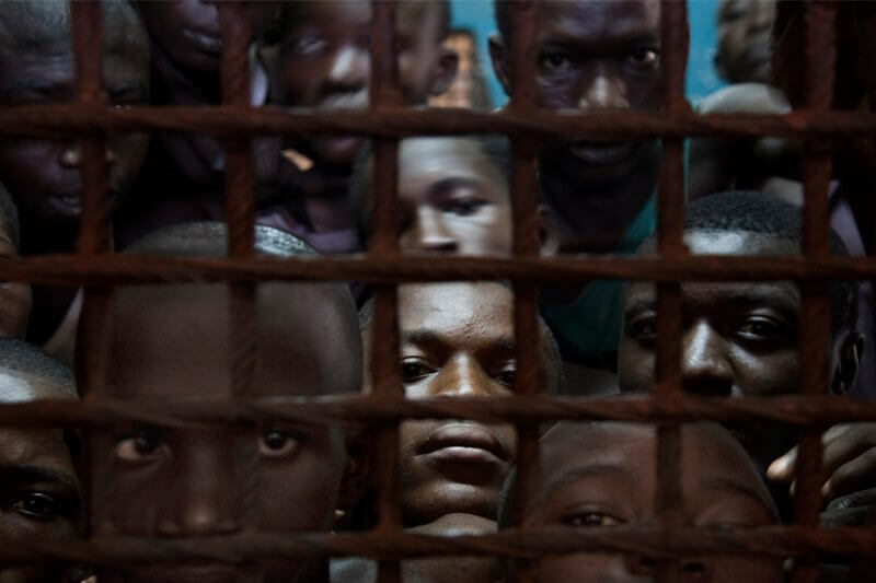 Camerun: la polizia circonda un locale gay-friendly e arresta tutti - camerun - Gay.it