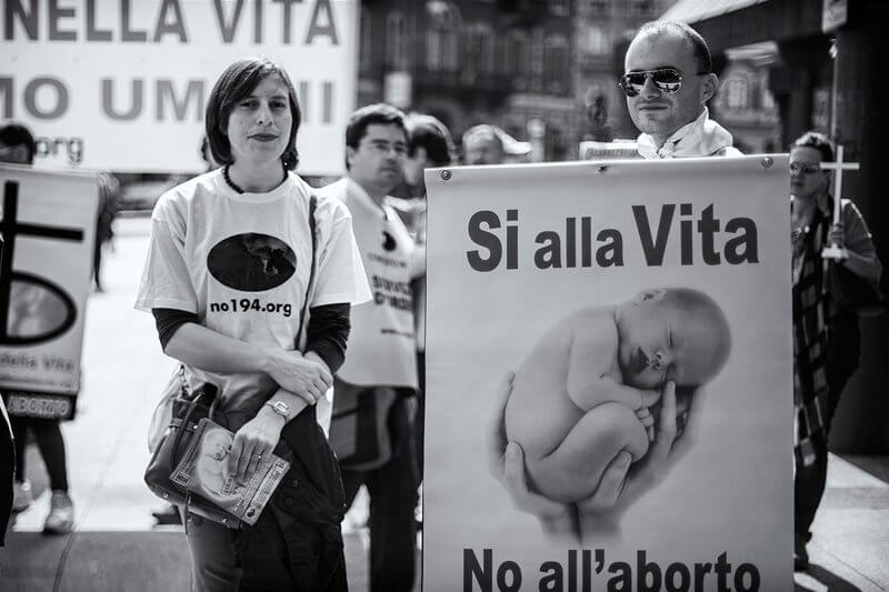 Caserta: studenti obbligati a partecipare alla marcia contro l’aborto sotto l’egida di Madre Teresa
