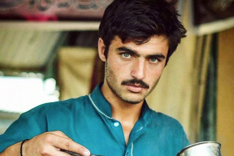 Pakistan: un bellissimo venditore di tè diventa una star grazie a uno scatto rubato