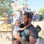 Papà super sexy a Disneyland: ecco il bizzarro Instagram che li colleziona - Thumbnail