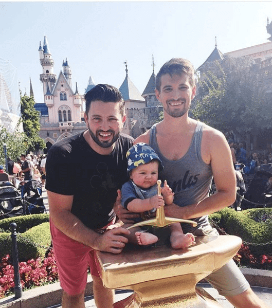 Papà super sexy a Disneyland: ecco il bizzarro Instagram che li colleziona