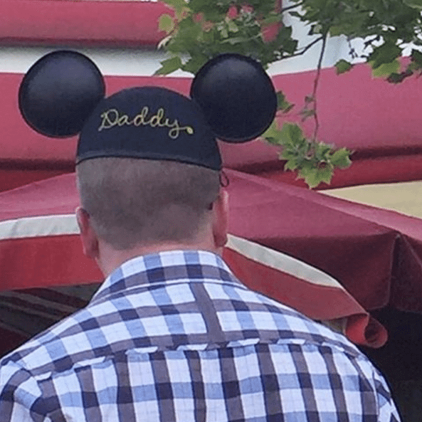 Papà super sexy a Disneyland: ecco il bizzarro Instagram che li colleziona
