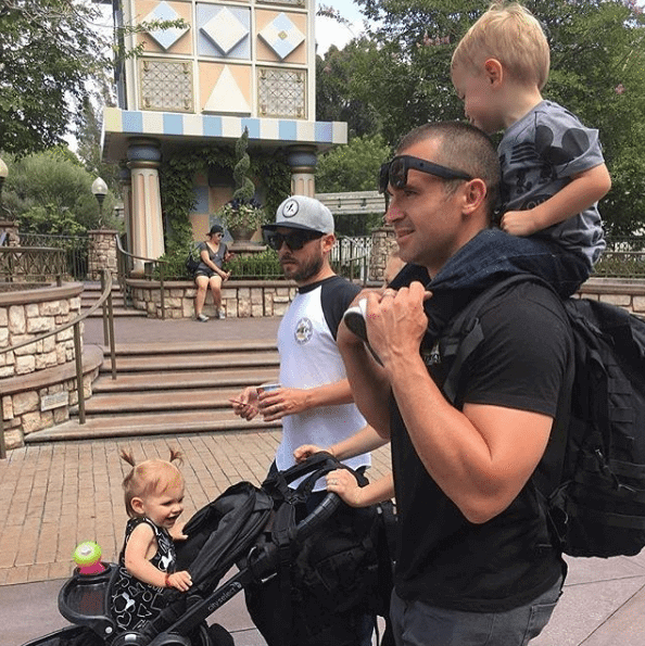 Papà super sexy a Disneyland: ecco il bizzarro Instagram che li colleziona