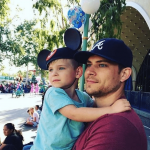 Papà super sexy a Disneyland: ecco il bizzarro Instagram che li colleziona - Thumbnail