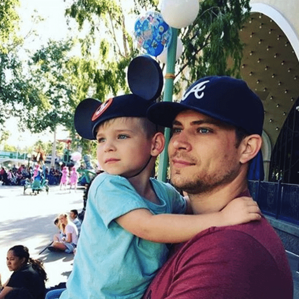 Papà super sexy a Disneyland: ecco il bizzarro Instagram che li colleziona