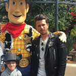 Papà super sexy a Disneyland: ecco il bizzarro Instagram che li colleziona - Thumbnail