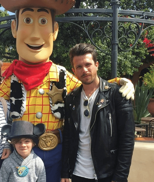 Papà super sexy a Disneyland: ecco il bizzarro Instagram che li colleziona