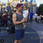 Papà super sexy a Disneyland: ecco il bizzarro Instagram che li colleziona - Thumbnail