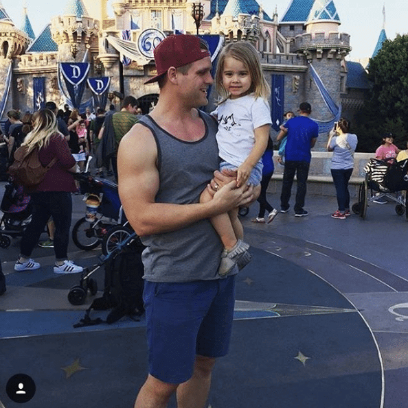 Papà super sexy a Disneyland: ecco il bizzarro Instagram che li colleziona