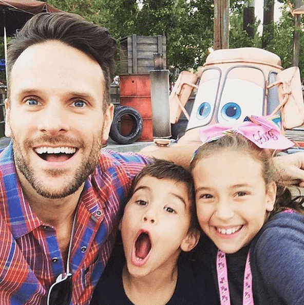Papà super sexy a Disneyland: ecco il bizzarro Instagram che li colleziona