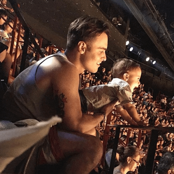 Papà super sexy a Disneyland: ecco il bizzarro Instagram che li colleziona