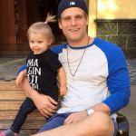 Papà super sexy a Disneyland: ecco il bizzarro Instagram che li colleziona - Thumbnail
