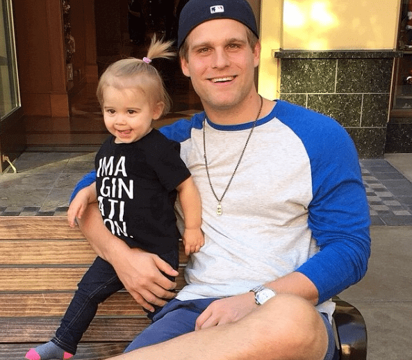 Papà super sexy a Disneyland: ecco il bizzarro Instagram che li colleziona